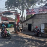 Spanduk Prabowo-Khofifah terpasang di sekitar Terminal Bus Minak Koncar, Jalan Raya Wonorejo.