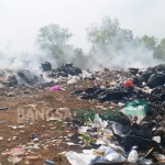 Tumpukan sampah dari Tunjungan Plaza yang dibuang di Kp. Batukarang Desa Bunajih, Kecamatan Labang, Kabupaten Bangkalan. foto: FAUZI/ BANGSAONLINE