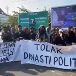 Aliansi mahasiswa dan masyarakat Yogyakarta saat menggelar demo di pertigaan UIN Sunan Kalijaga menolak politik dinasti. Foto: Ist