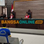 Dua terdakwa pemukulan Kajari Kabupaten Kediri saat mengikuti sidang. Foto: MUJI HARJITA/BANGSAONNLINE