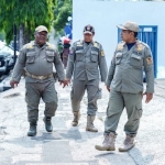 Petugas Satpol PP Kota Kediri sedang berpatroli dengan jalan kaki untuk memastikan semua PKL di Jalan Brawijaya pindah ke Taman Brantas. (Ist)