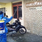 Penyemprotan disinfektan yang dilakukan oleh NasDem di kantor HARIAN BANGSA.