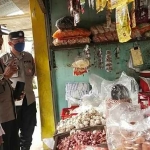 
Anggota Polsek Sine melakukan patroli di pasar tradisional