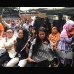 Sejumlah orang tua yang anaknya menjadi korban vaksin palsu menggelar aksi unjuk rasa di RS Harapan Bunda, Jakarta Timur, Rabu (20/7). 