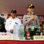 Kapolres bersama forkopimda saat melakukan pemusnahan ratusan liter miras. (foto: ist) 