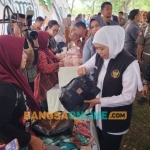 Gubernur Khofifah meninjau kegiatan pasar murah di kawasan Monumen Dr. Soetomo, Desa Ngepeh, Kecamatan Loceret. Foto: Devi Fitri Afriyanti/BANGSAONLINE