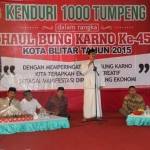 Wakil Gubernur Jawa Timur, Drs Saifullah Yusuf mengisi pengajian Haul Bung Karno ke- 45 di depan Makam Bung Karno, Minggu (20/6). (foto: tri susanto/BANGSAONLINE)