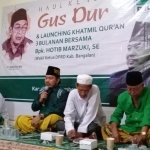 Hotib Marzuki (pegang mic) bersama tokoh masyarakat dan tokoh agama Kabupaten Bangkalan saat menggelar Haul Gus Dur ke-10.

