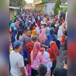 Ratusan masyarakat Dusun Nganglang, Desa Oro-Oro Ombo Kulon, Kecamatan Rembang, saat mengikuti jalan sehat, Ahad (25/8). 