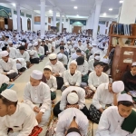 Para santri Pondok Pesantren Amanantul Ummah ssaat salah malam di Masjid Raya KH Abdul Chalim Pacet Mojokerto Jawa Timur. Foto: m mas