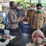 Anggota DPR RI komisi III, Johan Budi Sapto Pribowo, saat menyaksikan secara langsung penyaluran bantuan tunai untuk pedagang kaki lima dan pemilik warung di Polres Ngawi.