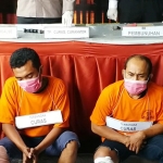 Kedua tersangka curas saat dihadirkan dalam pers rilis di Mapolres Bangkalan. Tampak kaki kanan masing-masing tersangka dibalut perban.