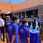 Warga binaan Lapas Tuban saat antre mengikuti tes urine