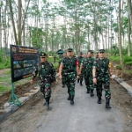  Kolonel Inf M. Herry Subagyo (kanan) dan Tim saat meninjau jalan yang dikerjakan oleh Satgas TMMD. (Ist). 
