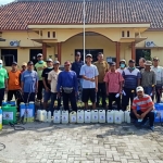 Warga berkumpul dulu di depan Balai Desa Sitimerto sebelum berpencar menuju ke RT masing-masing untuk penyemprotan disinfektan. 