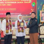 KPU Jatim saat menunjukkan dokumen pendaftaran Khofifah Indar Parawansa, dan Emil Elestianto Dardak.