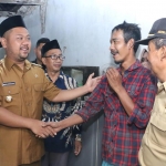 Bupati Gresik Fandi Akhmad Yani didampingi Camat Cerme Umar Hasyim saat mengunjungi rumah korban puting beliung. Foto: SYUHUD/ BANGSAONLINE