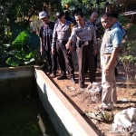 Petugas dari Mapolsek Punung saat berada di kolam ikan yang menewaskan korban.