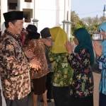 Bupati Tuban dan Wakilnya saat menggelar acara halal bihalal di halaman Pemkab Tuban dengan seluruh pegawai Pemkab. (foto: suwandi/BANGSAONLINE)