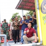 Kepala Kantor Imigrasi Kediri, Widhi Mosakajaya Arradiko (duduk), usai meresmikan sumur bor. Foto: Ist