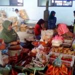 Warga saat membeli sembako di salah satu pasar di Sumenep. foto: rahmatullah/ BANGSAONLINE