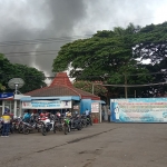 Tampak asap membumbung dari Pabrik Tekstil PT Mertex di Jalan Raya Bypass Mojokerto. foto: SOFFAN SOFFA/ BANGSAONLINE