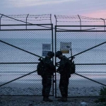 Tentara Korea Selatan mengunci pintu masuk ke pantai di pulau Yeonpyeong, dekat garis batas utara perbatasan laut dengan Korea Utara. Ed Jones / AFP - Getty Images file