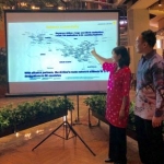 Gloria Henriette, Manager Public Relation SIA dan Royston Lim, Manager Surabaya SIA.