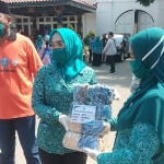 Bupati Ipong Muchlissoni bersama Ketua TP PKK Kabupaten Ponorogo saat menyalurkan bantuan diwakili PKK kecamatan dan desa.