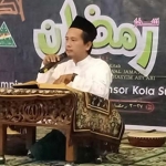 Ustadz Fatkhul Qodir, M.Hi saat membahas Kitab Risalah Ahlusunnah Wal Jamaah di masjid Abu Adenan, Perumahan Gunung Sari Indah, Karang Pilang.