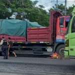 Kondisi korban usai diseruduk truk tronton dari belakang.