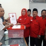 Ketua DPC PDIP Gresik Ir. Hj. Siti Muafiyah menyerahkan berkas Bacaleg kepada Ketua KPU Gresik Ahmad Roni. foto: SYUHUD/ BANGSAONLINE