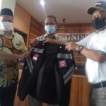 Bupati Fadeli yang memberikan rompi protkes kepada Rektor Unisla Bambang Eko Muljono