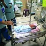 Bayi mungil saat dirawat dalam incubator oleh perawat di RSUD Sidoarjo. foto : Dya Ayu Wulansari/BANGSAONLINE