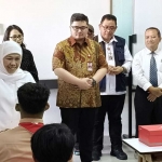Gubernur Jatim Khofifah Indar Parawansa saat berdialog dengan siswa SRMA 24 Kediri didampingi Bupati Hanindhito Himawan Pramana.