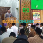 Kapolres Jombang, AKBP Moh Nurhidayat, saat Jumat Curhat di Masjid Mujahidin, Desa Plandi. Foto: AAN AMRULLOH/BANGSAONLINE