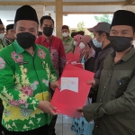 Wakil Bupati Pasuruan, Abdul Mujib Imron, saat menyerahkan bantuan sosial untuk RTLH di Kecamatan Kejayan.