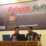 Peneliti Senior Surabaya Survey Center (SSC) Ikhsan Rosidi bersama Surokim Abdus Salam saat memaparkan hasil survei. Foto: Ist. 