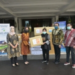 Wali Kota Risma saat menerima bantuan puluhan ribu masker medis dari PT Graha Mukti Indah. (foto: ist).