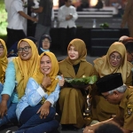 Wali Kota Kediri Vinanda Prameswati saat menikmati nasi bungkus daun pisang bersama warga. Foto: Ist.