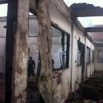 HANGUS TERBAKAR-Kondisi asrama putri Ponpes Amanatul Ummah Pacet, Mojokerto, usai terbakar, Jumat (15/8/2014) dini hari tadi. foto : gunadhi/BangsaOnline


