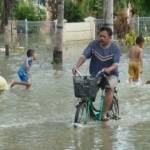 BANJIR: Jalan PUK di Kepohbaru, Bojonegoro terendam banjir. Selain itu puluhan hektare sawah dan empat Desa di Kepohbaru juga terendam banjir akibat meluapnya sungai Kleco. Foto: Eky Nurhadi/BangsaOnline.com
