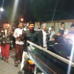 Wakil Ketua DPRD Bangkalan Hotib Marzuki bersama sejumlah warga Telang Kamal dan Banser melaksanakan pembacaan sholawat burdah keliling, Sabtu (21/3) malam.