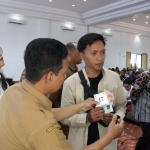 Penyaluran BLT DBHCHT kepada buruh pabrik rokok di Kota Batu