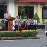 Kapolres Pasuruan, AKBP Bayu Pratama Gubunagi, saat memimpin upacara HKN.