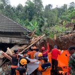 Proses evakuasi korban tertimbun longsor di Wonosalam