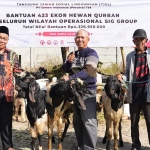 SVP of Supporting SIG Muchamad Supriyadi (paling kiri) saat menyerahkan bantuan hewan kurban di Desa Kembangan, Kecamatan Kebomas, Gresik. Foto: Ist