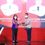 Bupati Tulungagung Maryoto Birowo saat menerima penghargaan dari Menteri PPPA.