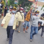 Ketua Apdesi, Hasanuddin saat ikut turun ke jalan menuntut pelaksanaan pilkades.