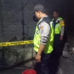 Polisi memasang police line di sumur lokasi korban terpeleset.